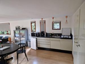 Dapur atau dapur kecil di Relaxed verblijf in chalet op de Veluwe +3 gambar