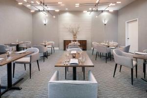 Svetainės erdvė apgyvendinimo įstaigoje Winston-Salem Marriott