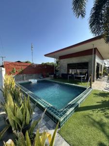 Ban Mae NgonBoriphat Home的房子后院的游泳池