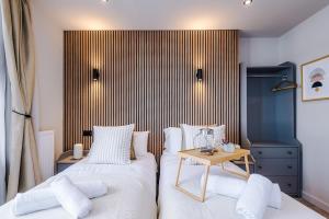 En eller flere senge i et værelse på Modern Amenities and Luxury Finishes