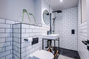 Et badeværelse på Modern Amenities and Luxury Finishes + 18 billeder