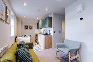 Køkken eller tekøkken på Modern Amenities and Luxury Finishes