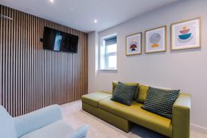 Et tv og/eller underholdning på Modern Amenities and Luxury Finishes