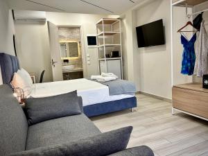 Televízia a/alebo spoločenská miestnosť v ubytovaní PORTO PORTES suites