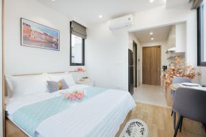 Postel nebo postele na pokoji v ubytování Margaery Apartment Tu Hoa Princess