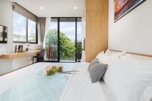 Postel nebo postele na pokoji v ubytování Margaery Apartment Tu Hoa Princess