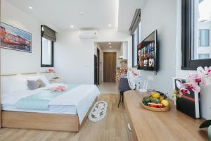 Postel nebo postele na pokoji v ubytování Margaery Apartment Tu Hoa Princess