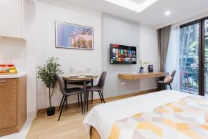Postel nebo postele na pokoji v ubytování Margaery Apartment Tu Hoa Princess