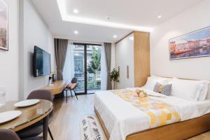 Postel nebo postele na pokoji v ubytování Margaery Apartment Tu Hoa Princess