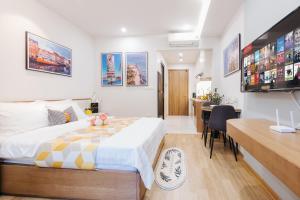 Postel nebo postele na pokoji v ubytování Margaery Apartment Tu Hoa Princess