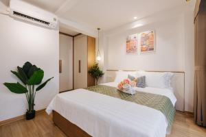 Postel nebo postele na pokoji v ubytování Margaery Apartment Tu Hoa Princess