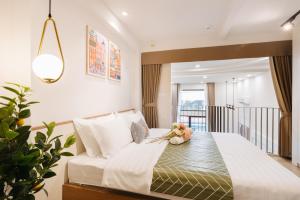 Postel nebo postele na pokoji v ubytování Margaery Apartment Tu Hoa Princess