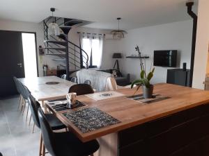 a wooden table with chairs and a dining room at Villa jacuzzi in Rasteau