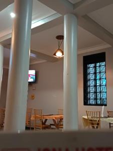 TV a/nebo společenská místnost v ubytování NSHEVI SAFARI HOTEl