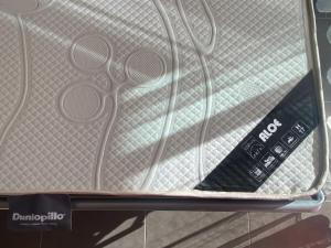 ein Paar Tennisschläger auf einem Regal in der Unterkunft côté plage in Propriano