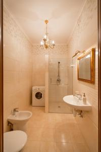 リヴィウにあるLviv hollidays Galytskaのバスルーム(洗面台、トイレ、シャワー付)