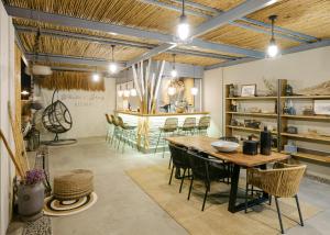 een eetkamer met een houten tafel en stoelen bij White and Grey in Mykonos-stad