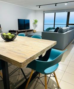 Μια τηλεόραση ή/και κέντρο ψυχαγωγίας στο Ocean Views Apartment