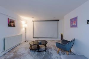 Khu vực ghế ngồi tại 6BR Home - Sleeps 15 - Ideal for Contractors & Group Stays - Parking