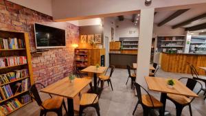 ein Restaurant mit Tischen und Stühlen und einer Backsteinmauer in der Unterkunft Village de Chalets in Joyeuse