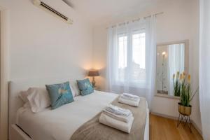 A bed or beds in a room at Milan Royal Suites - Centro Cadorna