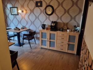 Příslušenství pro přípravu čaje a kávy v ubytování B&B Harskamp + 32 fotografií