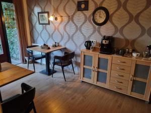 Příslušenství pro přípravu čaje a kávy v ubytování B&B Harskamp