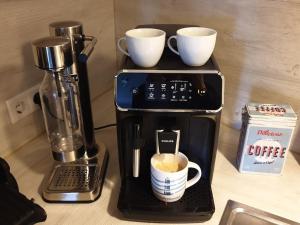グリュックスブルクにあるModern und am Strand Balkon,PPのコーヒーメーカー(カウンターにカップ2つ付) +12枚の写真