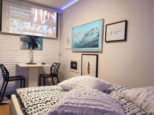 グリュックスブルクにあるModern und am Strand Balkon,PPのベッドとテーブルと椅子のある寝室