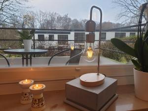 グリュックスブルクにあるModern und am Strand Balkon,PPのキャンドル付きの窓とテーブルが備わる客室です。