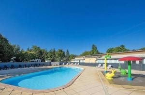 a large swimming pool with a inflatableitatingitatingitatingitatingitatingitatingfficientfficient at Sweet Mobile home near Europapark in Boofzheim