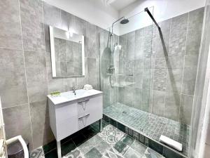 Ένα μπάνιο στο ApartHotel Riviera - PONT VIEUX 2 - Old town - Charm 2 Bedrooms Apartement AC - 5mn beach +20 φωτογραφίες