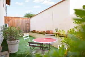 PibracにあるT3 Spacieux et Moderne - Climatisation, Parking & Terrasseのパティオ(テーブル、椅子、フェンス付)