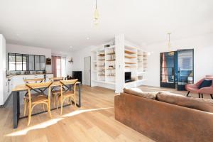 PibracにあるT3 Spacieux et Moderne - Climatisation, Parking & Terrasseのテーブルとソファのあるリビングルーム