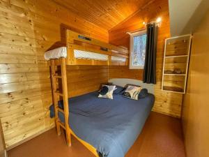 1 Schlafzimmer mit 2 Etagenbetten in einem Blockhaus in der Unterkunft Village de Chalets in Joyeuse + 66 Fotos