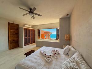 Un pat sau paturi într-o cameră la Luxury Eco in Troncones Casa Mia