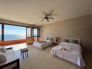Un pat sau paturi într-o cameră la Luxury Eco in Troncones Casa Mia +31 fotografii