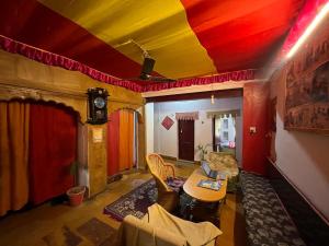 Posezení v ubytování Peace & Love Hostel Jaisalmer