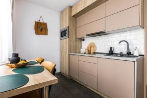 Kuchyňa alebo kuchynka v ubytovaní Apartament Piaseckiego Centrum