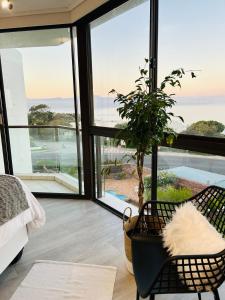 プレッテンバーグ・ベイにあるOcean Views One-Bedの海の景色を望むベッドルーム1室