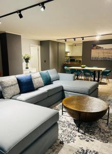 プレッテンバーグ・ベイにあるOcean Views One-Bedのソファとテーブルのあるリビングルーム