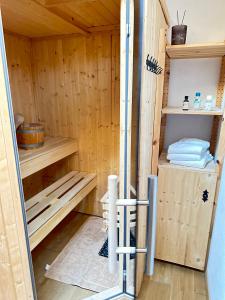 A bed or beds in a room at Lilly Chalet- Apartments with private sauna, close to ski lifts