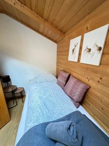 A bed or beds in a room at Lilly Chalet- Apartments with private sauna, close to ski lifts
