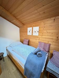 A bed or beds in a room at Lilly Chalet- Apartments with private sauna, close to ski lifts