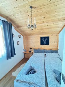 A bed or beds in a room at Lilly Chalet- Apartments with private sauna, close to ski lifts