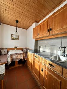 A kitchen or kitchenette at Lilly Chalet- Apartments with private sauna, close to ski lifts