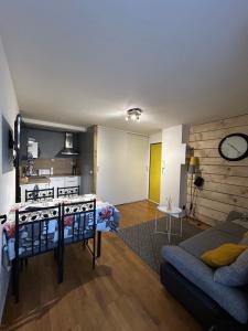 a living room with a kitchen and a couch at Appt entier rdc 1 chambre Allée d'Etigny in Luchon