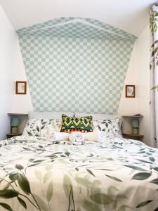 a bedroom with a large bed with a checkered wall at Norwich 1st Floor Apartment in Goodmayes