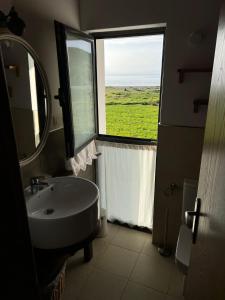 Ένα μπάνιο στο Casa con vistas únicas a la Playa de Cueva, Asturias