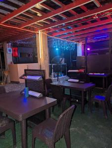 Glowbu Kabins餐厅或其他用餐的地方